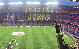 KHOẢNH KHẮC 'Kinh điển': CĐV Barca tạm biệt Johan Cruyff trên sân Nou Camp
